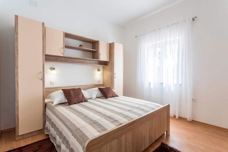 Apartment Bezmalinovic Bol
